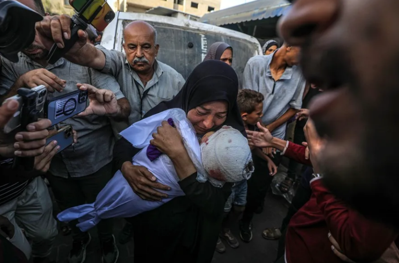 Funeral en Deir al Balah tras un ataque israelí a una escuela