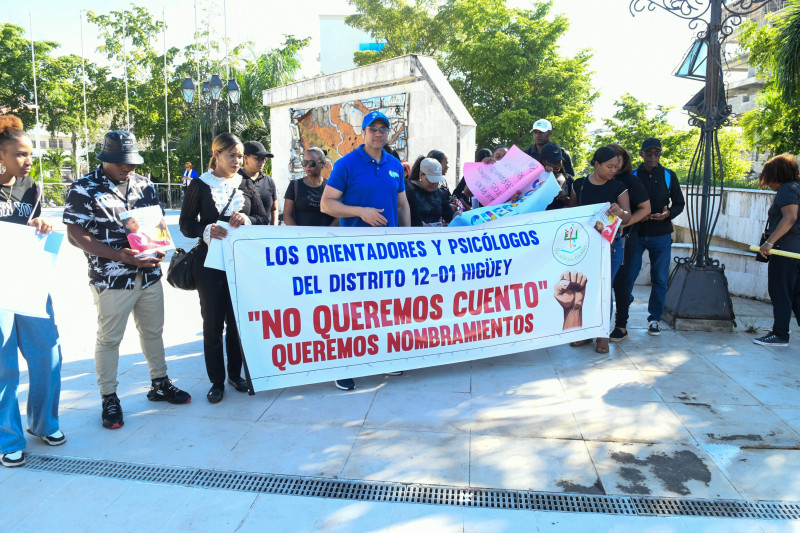 Protesta de docentes y orientadores en el Parque Simón Bolívar del Distrito Nacional.