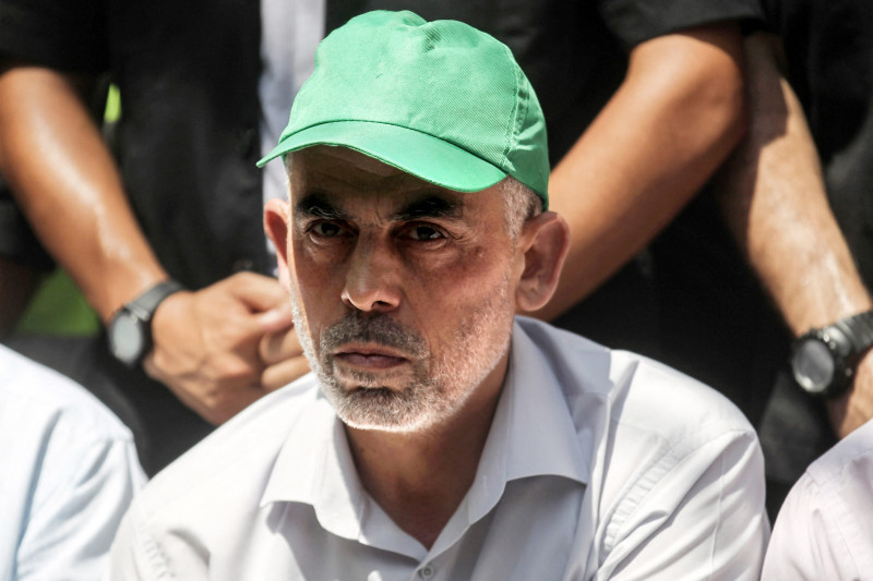 El jefe del movimiento Hamas en Gaza, Yahya Sinwar, asiste a una reunión en la ciudad de Khan Yunis, en el sur de la Franja de Gaza, el 22 de julio de 2017, mientras los manifestantes protestan contra las medidas de seguridad israelíes.