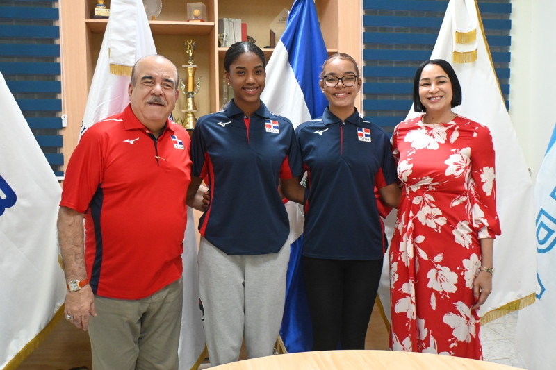 Cristóbal Marte Hoffiz y Milagros Cabral junto a las prospectas Rayni Merab Mondesí Arías y Cristal Mercedes Núñez.