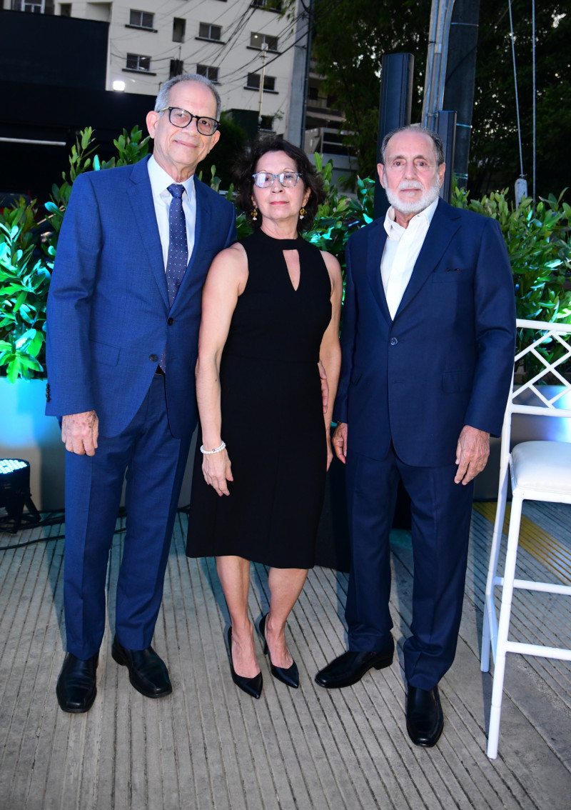 Yony Aquino, Belinda de Aquino y Rafael Nazario.