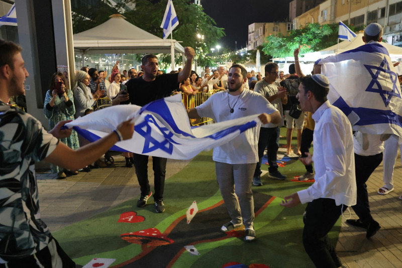 Ciudadanos israelíes celebran por la eliminación del líder de Hamás.