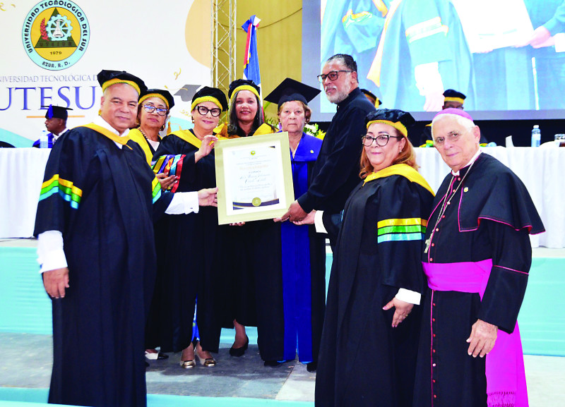 María del Rosario Melo Muñoz y consejo de directores dela Utesur mostrando la dedicatora de la graduación a la maestra Mirian Filomena de la Altagracia Oviedo Brito.