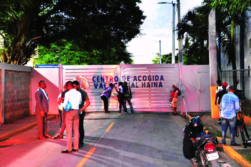 En la entrada del centro, a donde conducen a los indocumentados detenidos, familiares esperan noticia de sus parientes. jorge martínez/LD