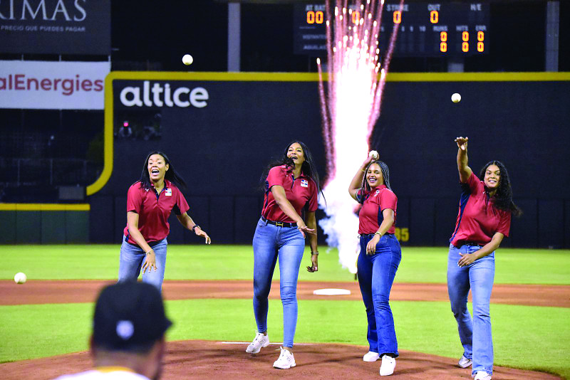 Annerys Valdez, Angélica Hinojosa, Camila de la Rosa y Vielka Peralta realizan el lanzamiento de la primera bola antes del partido entre Águilas y Toros.