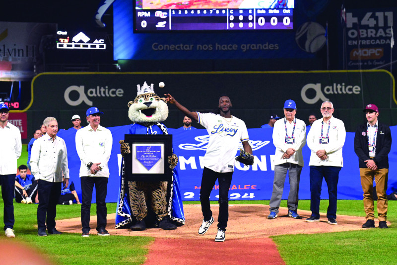 Elly De La Cruz, estelar jugador de los Rojos de Cincinnati, realiza el lanzamiento de la primera bola en el partido entre Licey y Gigantes.