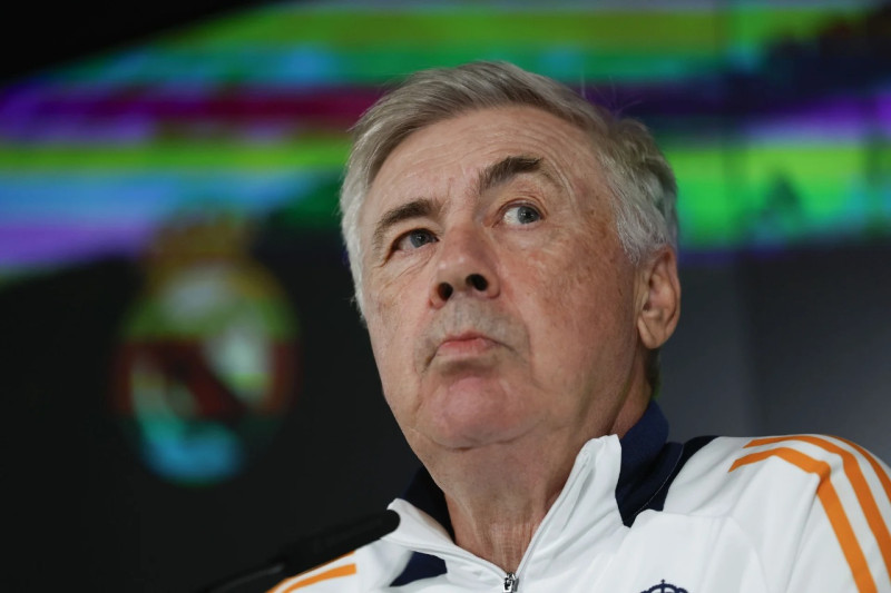 Carlos Ancelotti, experimentado entrenador de fútbol.