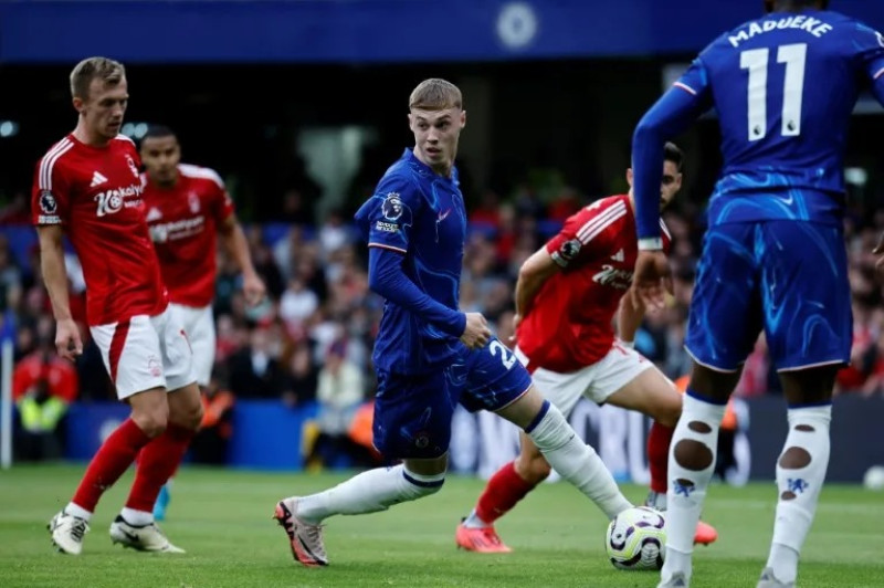 El centrocampista del Chelsea Cole Palmer controla el balón entre jugadores del Nottingham Forest durante la 7ª jornada de Premier League el 6 de octubre pasado.