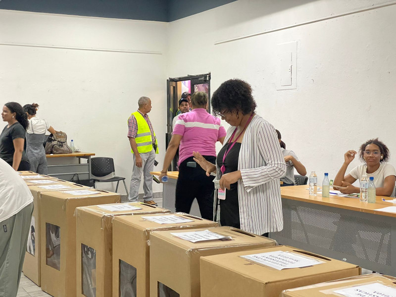 Estudiantes votando para elegir representantes de la  Federación Dominicana de Estudiantes (FED)