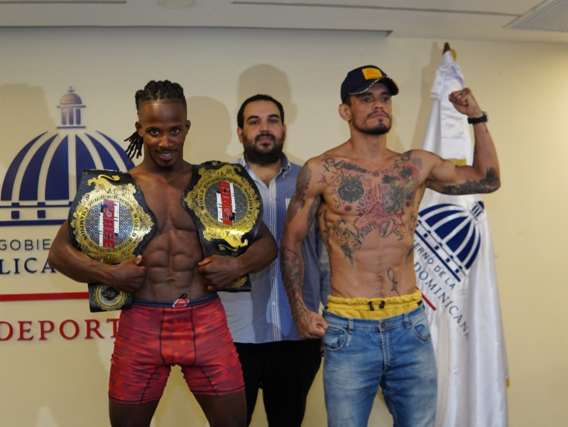 Elias Santos defendera su faja de las 155 lbs. ante el colombiano Oscar Mauricio Diaz. Junto a ellos  Rodolfo D. Dauhajre, presidente de Fighting Force.