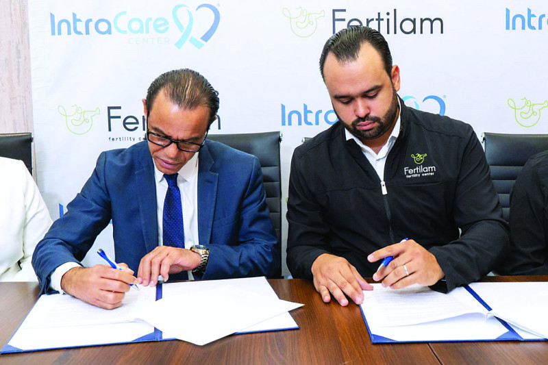 Mario Furcal, director Médico de IntraCare Center y Ramón López Álvarez, Gerente General de Fertilam Fertility Center firman acuerdo.