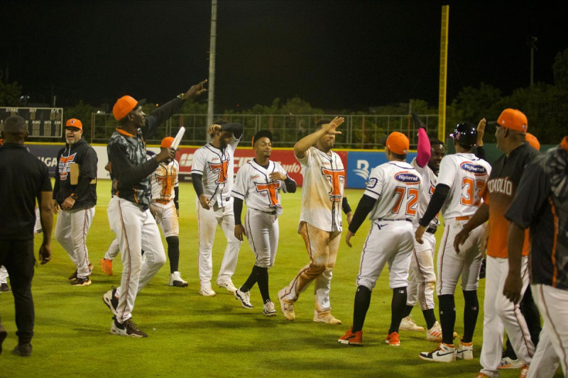 Jugadores de los Toros del Este de saludan luego de vencer a las Águilas 3-2.