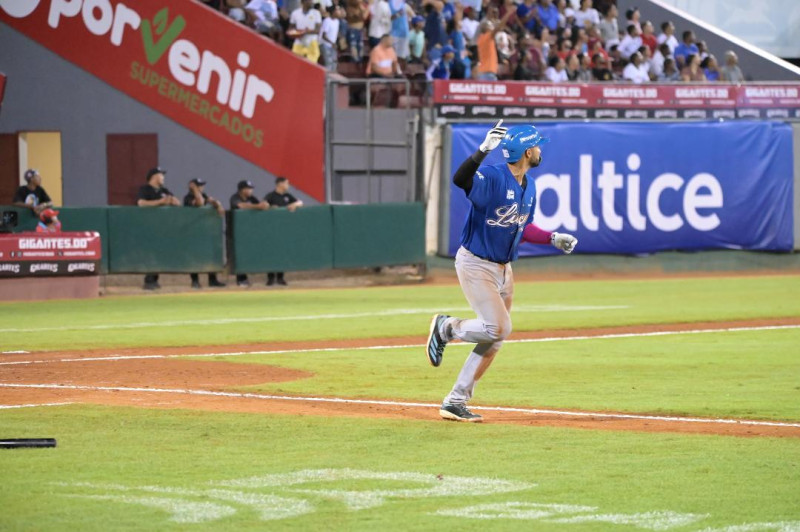 Jordan Lawlar celebra luego de conectar su segundo jonrón de la temporada.