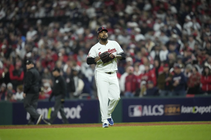 El relevista dominicano Emmanuel Clase camina hacia el dugout mirando hacia el cielo luego de fallar por segunda noche consecutiva de preservar la ventaja de los Guardianes.