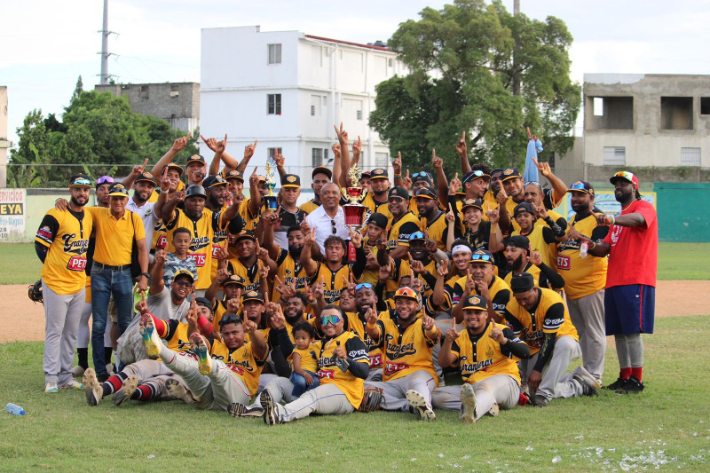 Jugadores,dirigentes y directivos de los Granjeros de Moca celebran en el terreno luego de vencer a los Arroceros.