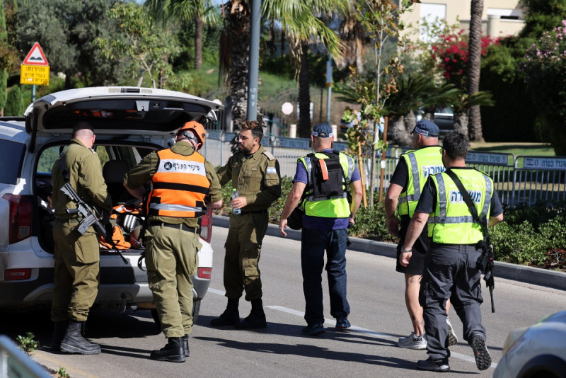 Miembros de las fuerzas de seguridad israelíes caminan por una calle que conduce a la residencia de Benjamin Netanyahu el 19 de octubre de 2024