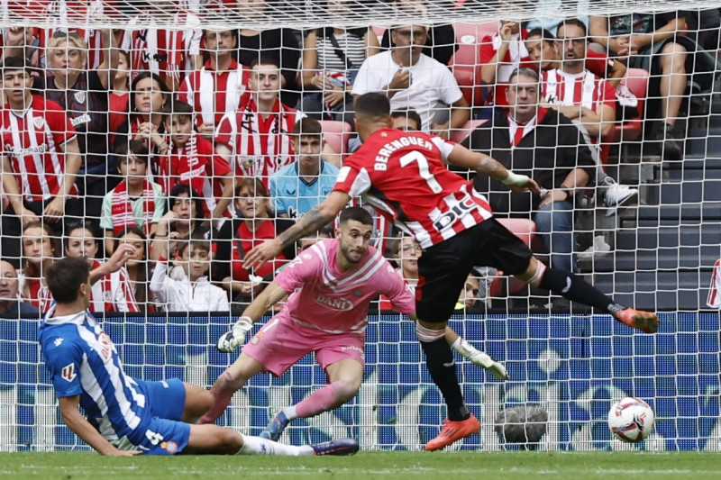 Alex Berenguer al momento de colar un gol para el Athletic en el encuentro contra el  Espanyol.