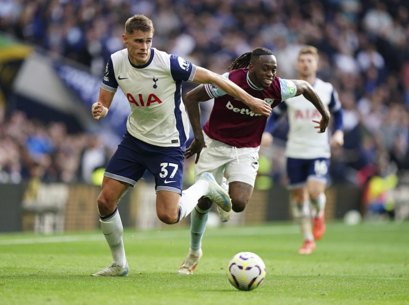 Aaron Wan-Bissaka del West Ham y Micky van de Ven del Tottenham pelean por el balón en el encuentro de la Liga Premier.