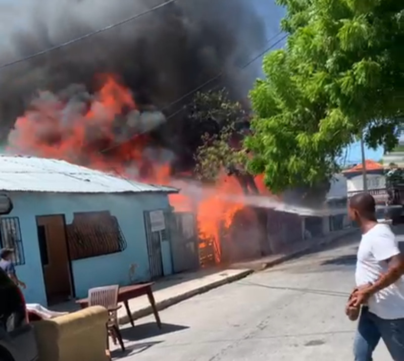 El fuego consumió gran parte de la casa