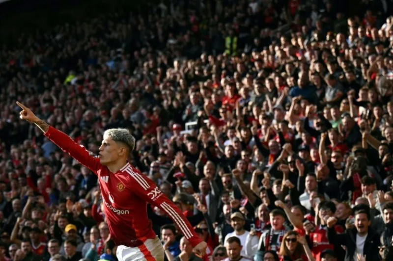 El jugador argentino del Manchester United Alejandro Garnacho celebra su gol ante el Brentford en Old Trafford, en el triunfo 2-1 de su equipo.