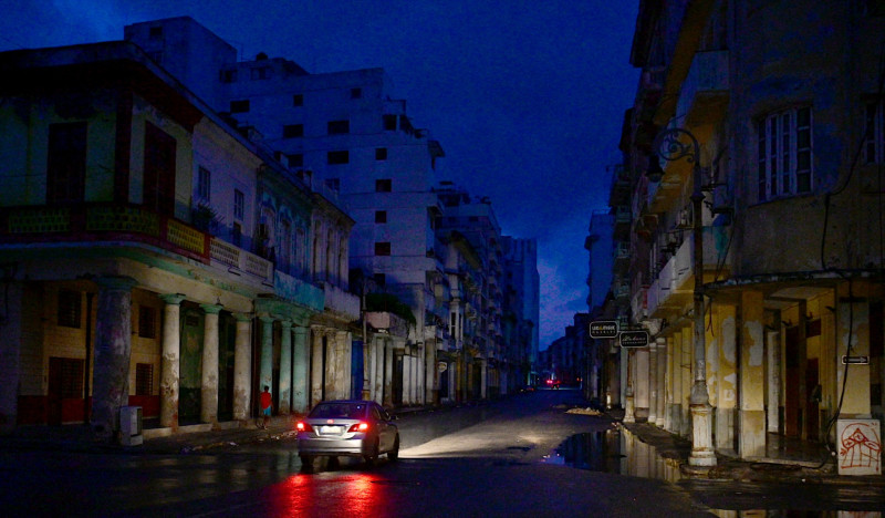 Un coche circula por una calle durante un apagón nacional causado por un fallo de la red eléctrica en La Habana, el 19 de octubre de 2024