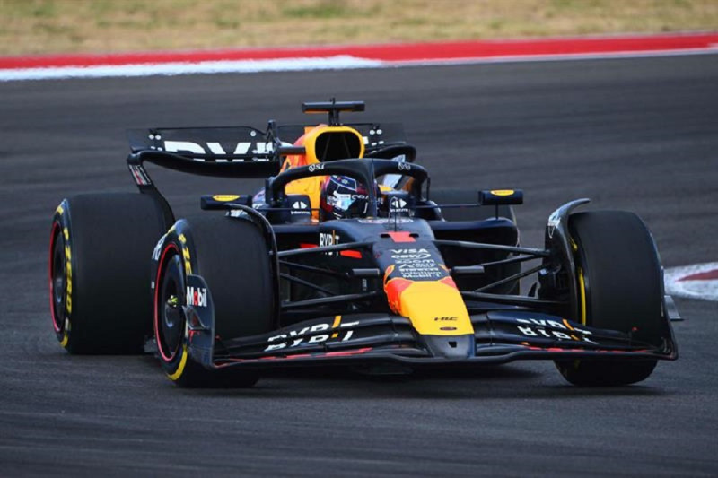 Max Verstappen, piloto de Red Bull, se desplaza en su potente monoplaza de la escudería Red Bull.