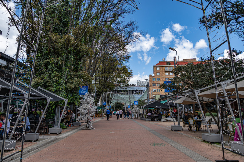 La famosa Zona T en Bogotá rodeada de árboles