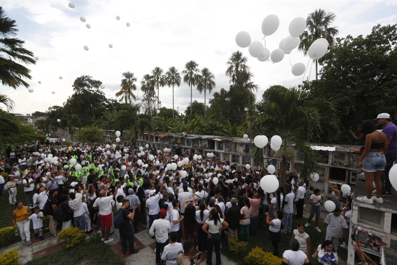 AME9046. CANDELARIA (COLOMBIA), 19/10/2024.- Familiares y amigos despiden a la niña Sofía Delgado este sábado, durante su funeral en Candelaria (Colombi). Más de 3.000 personas, la mayoría vestidas de blanco y exigiendo justicia, se congregaron este sábado en la localidad colombiana de Candelaria (suroeste), para darle el último adiós a Sofía Delgado Zúñiga, de 12 años, asesinada el pasado 29 de septiembre por un hombre que reconoció el feminicidio. EFE/ Ernesto Guzmán