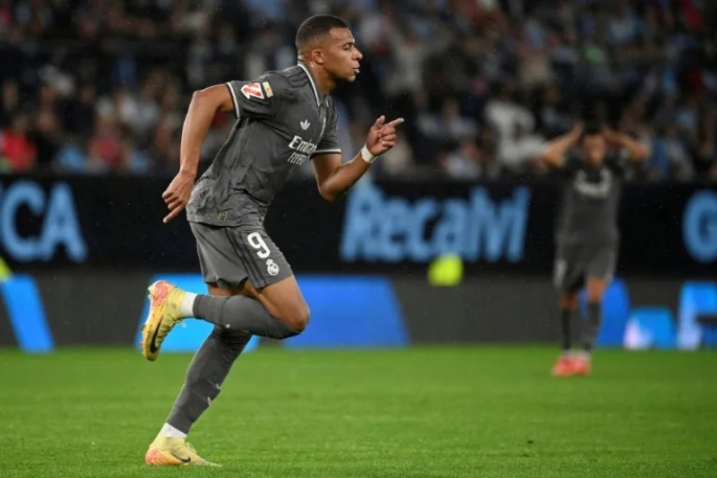 El delantero francés del Real Madrid Kylian Mbappé celebra el primer gol en el partido de la Liga Celta de Vigo-Real Madrid, en el estadio de Balaídos de Vigo (España).