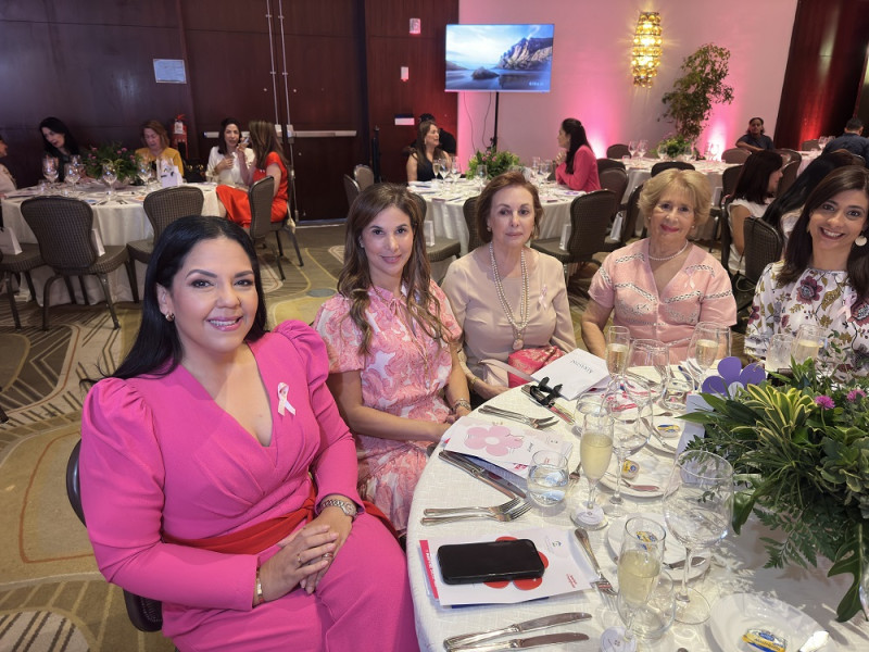 Julia Muñiz, Alejandra Valdez, Rita Espaillat, Magalis Sánchez y Massiel Mitchell.