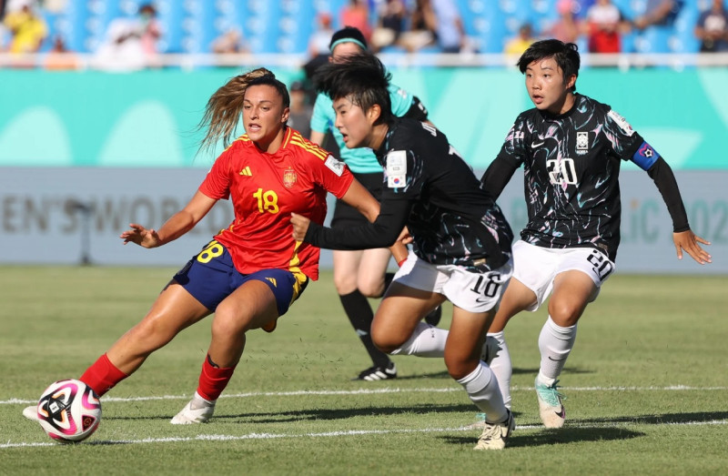 Un momento de acción del desigual encuentro entre las selecciones de España y Corea del Sur.