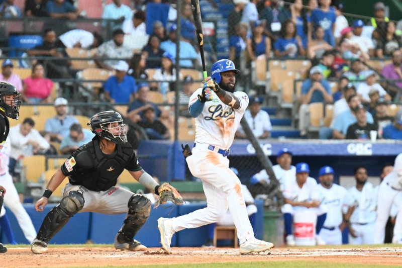 Daniel Johnson, del Licey, al momento de conectar su cuadrangular en el partido contra las Estrellas.