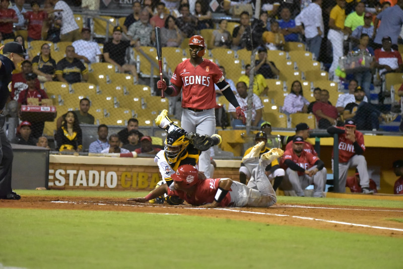 Pedro Severino es puesto out en el plato por el receptor de las Águilas, Carlos Paulino, cuando intentaba robarse el plato.