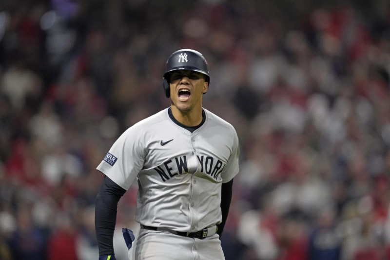 Juan Soto reacciona feliz mientras observa la trayectoria de la pelota tras dar el jonròn con dos a bordo.