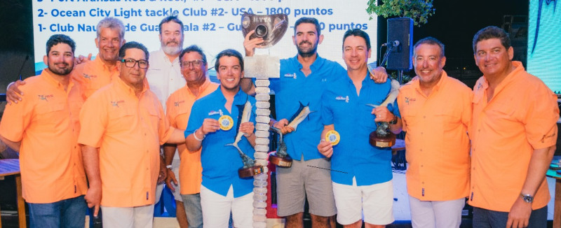 El equipo de Guatemala al momento de ser premiado por Dean Schroeder, presidente de ILTTA, Eduardo Read, director, y los miembros del comité mundial 2024.