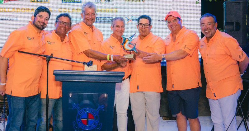 Horacio Read, Luis Córdova, Wally Heinsen, Battésimo Palamara (comodoro), Alfonso Khoury y Rafael Brenes entregan un reconocimiento al director Eduardo Read.