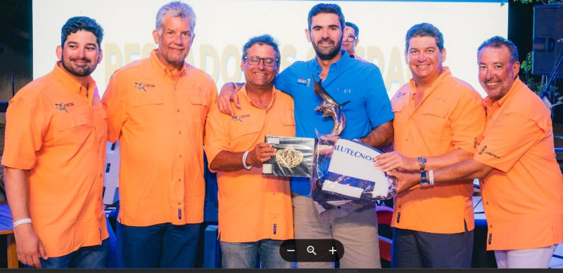 El guatemalteco Rodrigo Guzmán, mejor pescador del mundial ILTTA, premiado por Horacio Read, Wally Heinsen, Luis Córdova, Alfonso Khoury y Rafael Brenes, miembros del comité organizador.