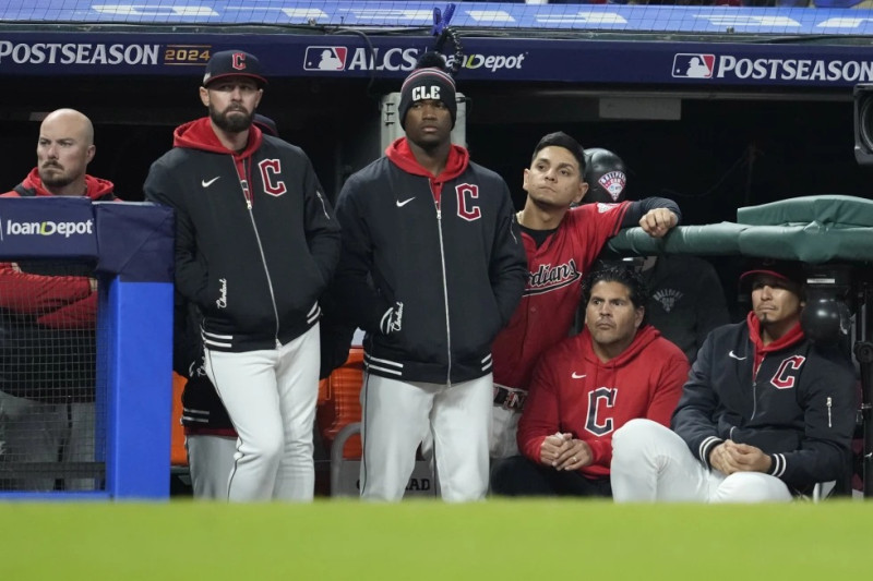 Los jugadores de los Guardianes observan desde el banco durante la décima entrada del Juego 5 ante los Yankees por la Serie de Campeonato de la Liga Americana.