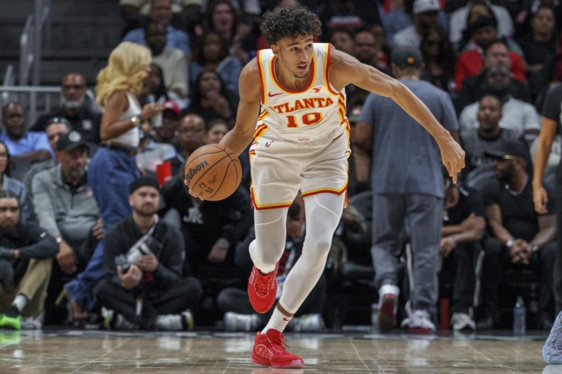 El escolta de los Hawks, Zaccharie Risacher recupera un balón perdido y conduce al otro lado de la cancha durante la segunda mitad de un juego de pretemporada.