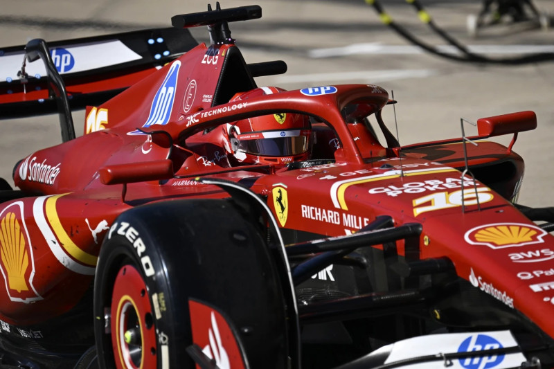 El piloto de Ferrari Charles Leclerc, de Mónaco, venta de cajas durante la carrera de autos del Gran Premio de Estados Unidos de Fórmula 1 en el Circuito de las Américas,