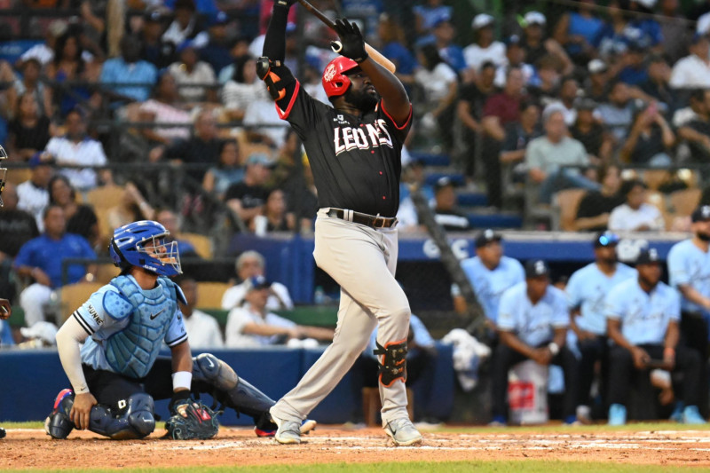 Samber Pimentel al momento de conectar su descomunal cuadrangular por los 411 del Estadio Quisqueya Juan Marichal.