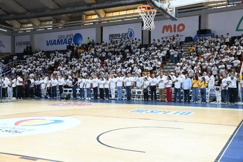 Con T-shirts blancos y una "tormenta" de confetis se marcó el cierre de la edición 12 de “Quiéreme como Soy”, celebrada en el Pabellón de Voleibol del Centro Olímpico.