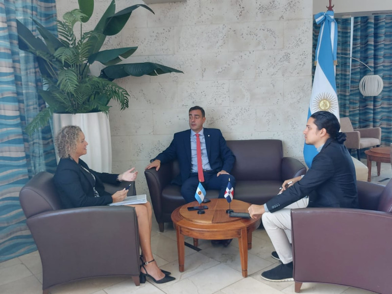 La embajadora de Argentina, María Sandra Winkler; y el subsecretarios de Asuntos Americanos del Ministerio de Relaciones Exteriores argentino, Mariano Vergara, conversan con el periodista Sauro Scalella.