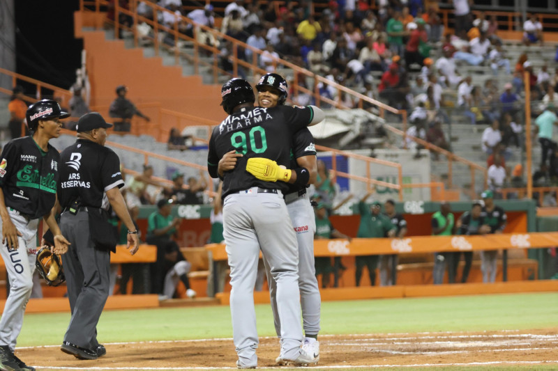 Carlos Martínez, de las Estrellas, es felicitado por un compañero tras anotar una de las seis vueltas que hicieron las Estrellas ante los Toros.