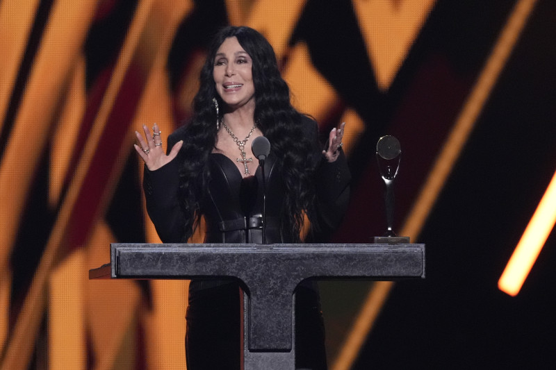 Cher habla durante la 39.ª ceremonia anual de incorporación al Salón de la Fama del Rock & Roll