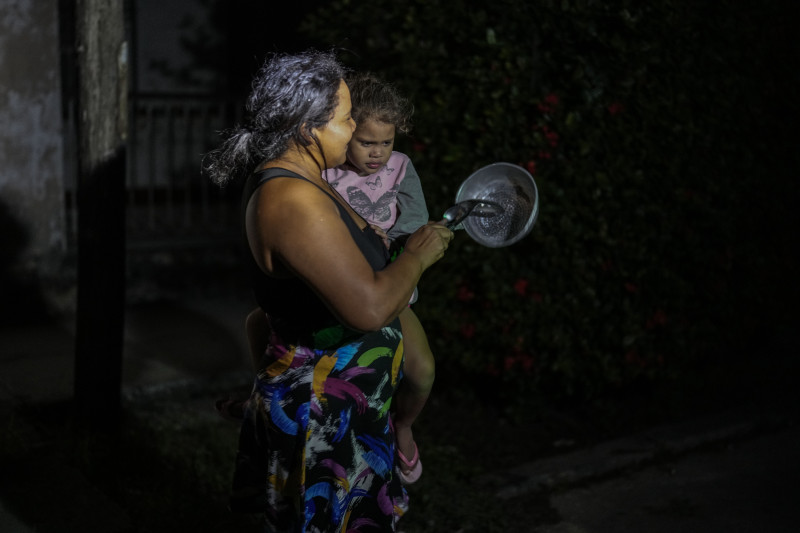 Residentes protestan durante un apagón golpeando cacerolas y sartenes en La Habana