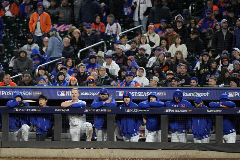 Los Mets de Nueva York observan el final del cuarto juego de la Serie de Campeonato de la Liga Nacional ante los Dodgers de Los Ángeles, el jueves.