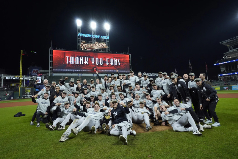 os Yankees de Nueva York posan tras eliminar a los Guardianes de Cleveland en la Serie de Campeonato de la Liga Americana.