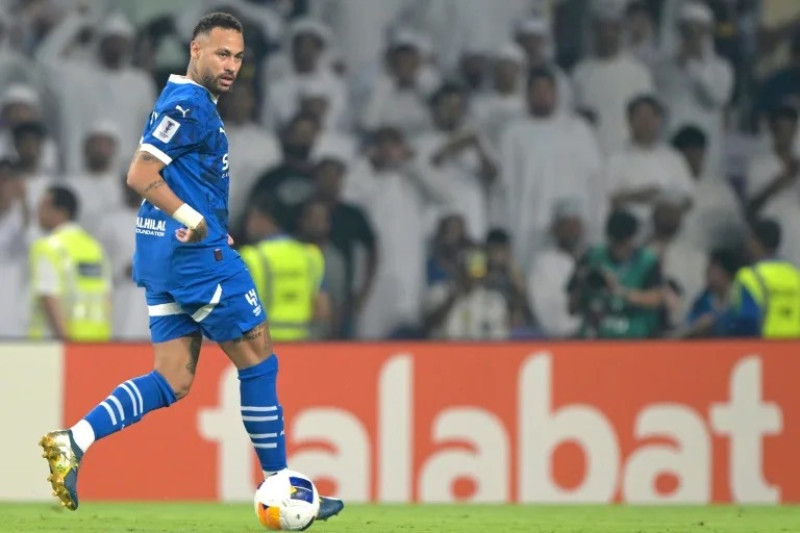 Neymar conduce un balón en el partido de su equipo, Al-Hilal, en la cancha del Al-Aïn, en Emiratos Árabes Unidos.