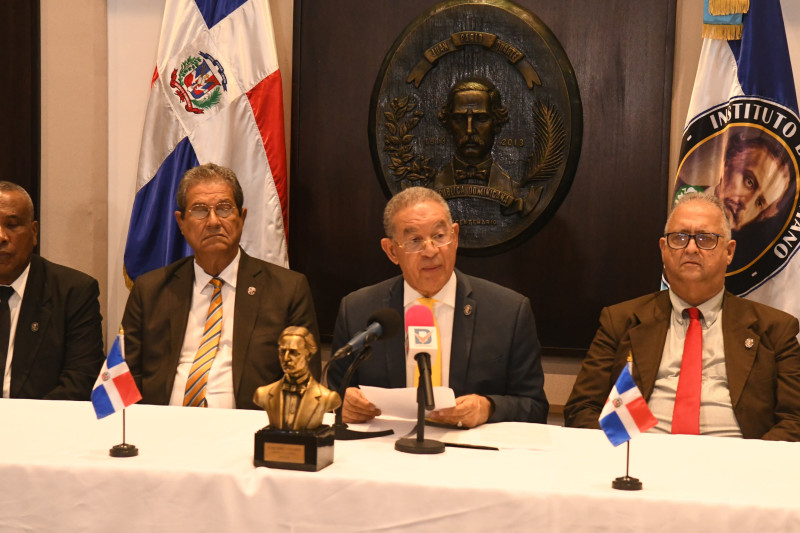 Wilson Gómez Ramírez (centro), habla ayer en una rueda de prensa.